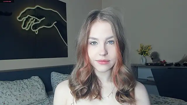 Snapshot of MaliaBourraine chatting on April 4, 7:17 am MaliaBourraine online show from April 4, 7:17 am