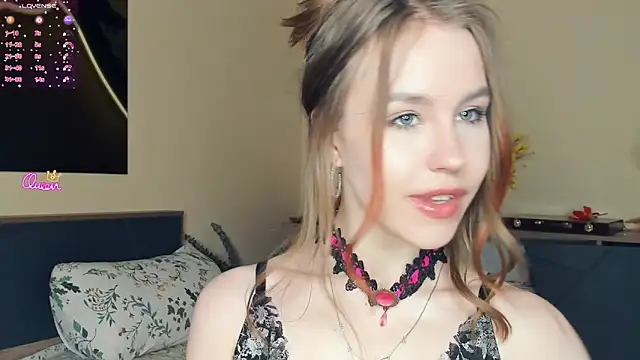 Snapshot of MaliaBourraine chatting on April 17, 12:30 pm MaliaBourraine online show from April 17, 12:30 pm