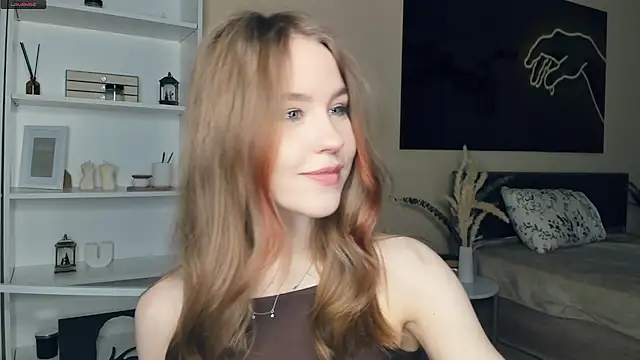 Snapshot of MaliaBourraine chatting on May 18, 7:25 am MaliaBourraine online show from May 18, 7:25 am