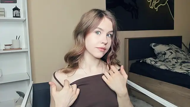 Snapshot of MaliaBourraine chatting on June 1, 7:21 am MaliaBourraine online show from June 1, 7:21 am