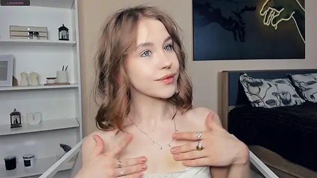 Snapshot of MaliaBourraine chatting on June 8, 7:42 am MaliaBourraine online show from June 8, 7:42 am