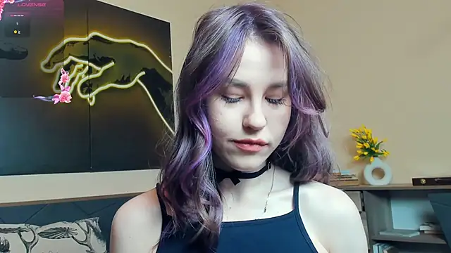 Snapshot of MaliaBourraine chatting on June 13, 7:39 am MaliaBourraine online show from June 13, 7:39 am