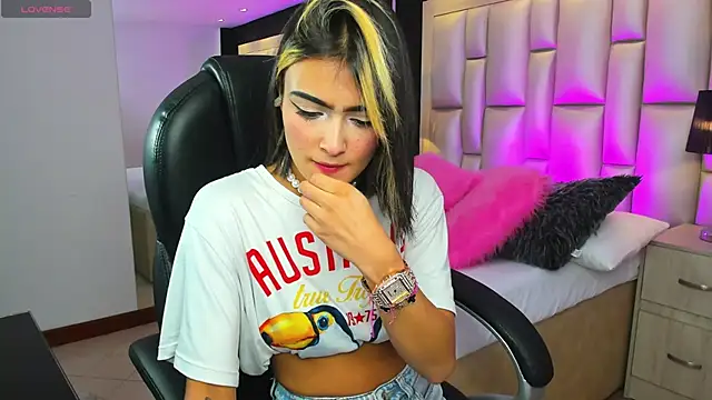 Snapshot of LuisaJonnes_ chatting on November 6, 3:24 pm LuisaJonnes online show from November 6, 3:24 pm