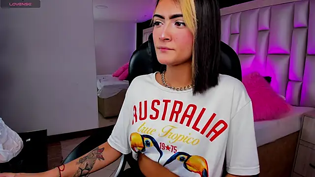 Snapshot of LuisaJonnes_ chatting on November 12, 5:35 pm LuisaJonnes online show from November 12, 5:35 pm