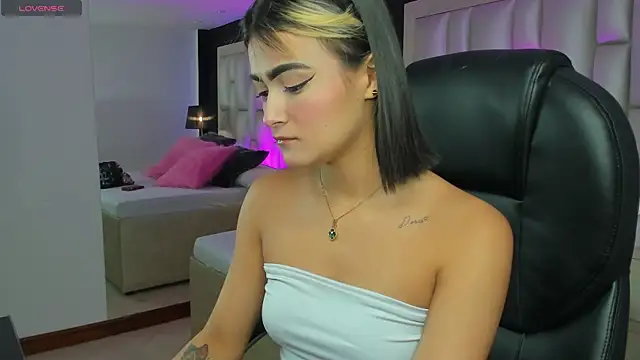 Snapshot of LuisaJonnes_ chatting on November 18, 4:22 pm LuisaJonnes online show from November 18, 4:22 pm