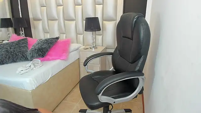 Snapshot of LuisaJonnes_ chatting on November 29, 5:27 pm LuisaJonnes online show from November 29, 5:27 pm