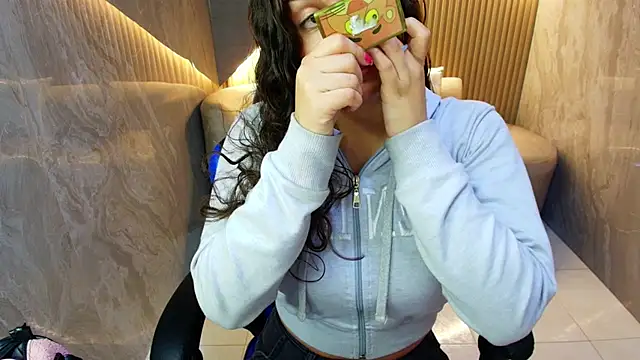 Snapshot of dany_r_ chatting on October 29, 1:13 pm dany r online show from October 29, 1:13 pm