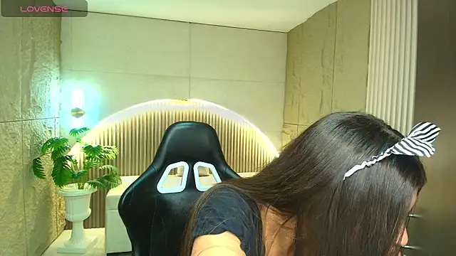 Snapshot of dany_r_ chatting on November 18, 2:43 pm dany r online show from November 18, 2:43 pm