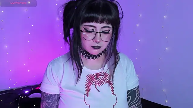 Snapshot of Hallucigenia_ chatting on March 1, 9:50 pm Hallucigenia online show from March 1, 9:50 pm