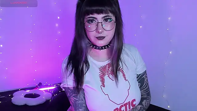 Snapshot of Hallucigenia_ chatting on March 13, 1:01 am Hallucigenia online show from March 13, 1:01 am