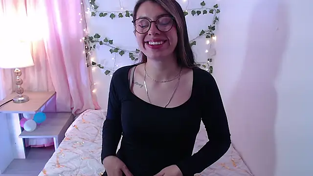 Snapshot of kamillew chatting on September 21, 12:07 pm kamillew online show from September 21, 12:07 pm