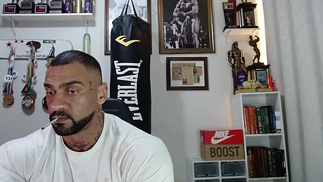 Snapshot of henryhadesflirt chatting on November 3, 11:15 pm henryhadesflirt online show from November 3, 11:15 pm