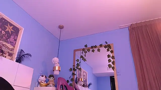 PenelopeBond online show from December 18, 8:31 am