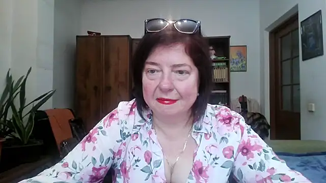 Snapshot of Violet_Pulse chatting on April 1, 1:41 pm Violet Pulse online show from April 1, 1:41 pm