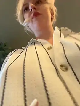 Snapshot of RonnieKiss chatting on May 29, 10:24 am RonnieKiss online show from May 29, 10:24 am