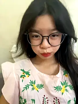 Snapshot of mau15_ chatting on October 13, 8:47 am mau15 online show from October 13, 8:47 am