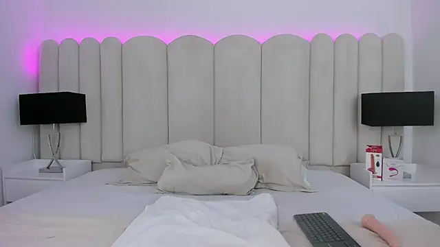 VanessaParis   online show from October 14, 9:15 pm