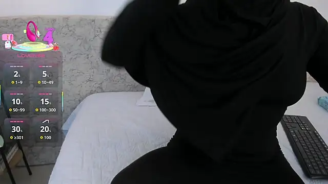 Snapshot of _Malak chatting on April 13, 6:57 pm Malak online show from April 13, 6:57 pm