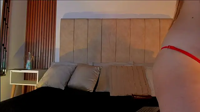 Snapshot of Lauraa_saenz11 chatting on October 17, 8:11 pm Lauraa saenz11 online show from October 17, 8:11 pm