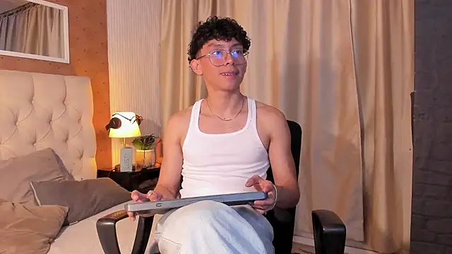 Snapshot of liam_twiink chatting on March 8, 1:03 am liam twiink online show from March 8, 1:03 am