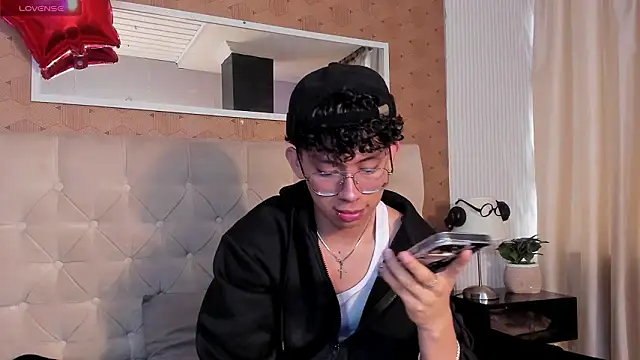 Snapshot of liam_twiink chatting on March 9, 4:55 pm liam twiink online show from March 9, 4:55 pm