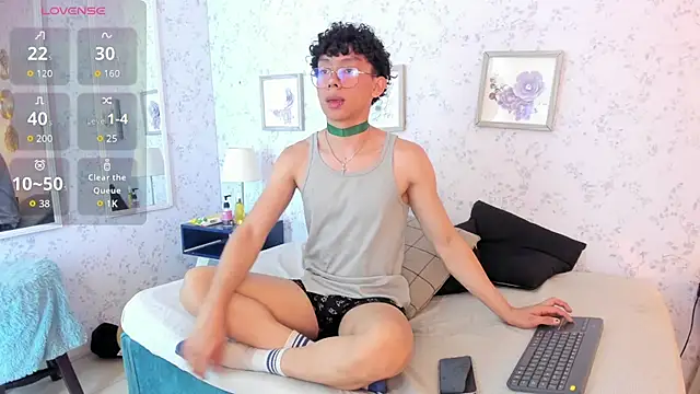 Snapshot of liam_twiink chatting on March 18, 7:28 pm liam twiink online show from March 18, 7:28 pm