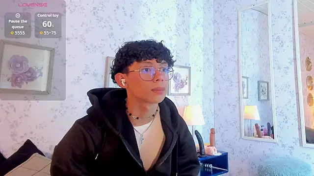 Snapshot of liam_twiink chatting on March 21, 7:17 pm liam twiink online show from March 21, 7:17 pm