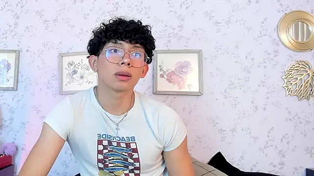 Snapshot of liam_twiink chatting on March 25, 7:42 pm liam twiink online show from March 25, 7:42 pm