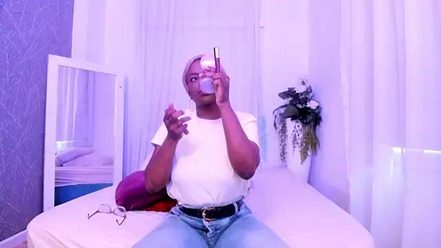 Snapshot of LolaJenkinss chatting on October 17, 1:14 pm LolaJenkinss online show from October 17, 1:14 pm