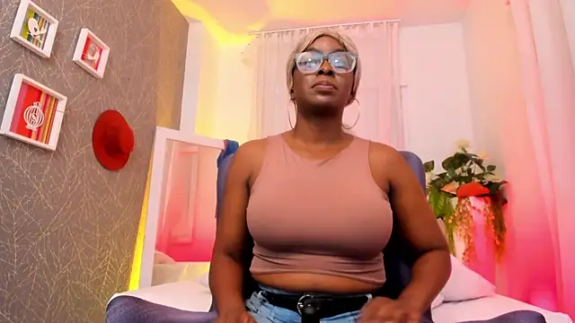 Snapshot of LolaJenkinss chatting on October 21, 12:33 am LolaJenkinss online show from October 21, 12:33 am