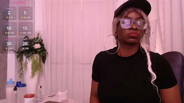 Snapshot of LolaJenkinss chatting on November 9, 4:00 am LolaJenkinss online show from November 9, 4:00 am