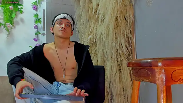 Snapshot of Amun_obsidian chatting on November 6, 1:12 pm Amun obsidian online show from November 6, 1:12 pm