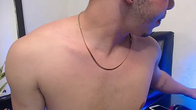 Snapshot of AngelStorm chatting on October 16, 4:46 am AngelStorm online show from October 16, 4:46 am