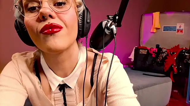 Snapshot of tacodeluxxxe chatting on October 2, 10:39 pm tacodeluxxxe online show from October 2, 10:39 pm