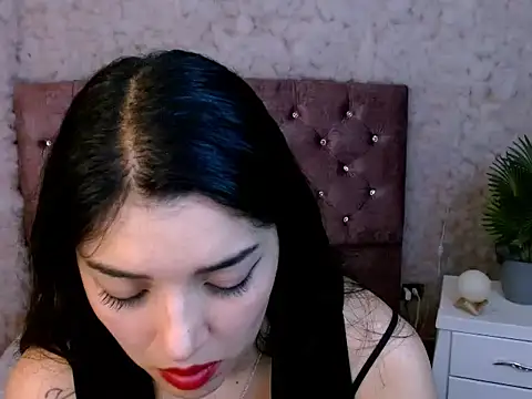 Snapshot of dreams_girl chatting on October 22, 11:48 pm dreams girl online show from October 22, 11:48 pm