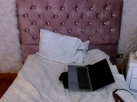 Snapshot of dreams_girl chatting on October 28, 8:55 pm dreams girl online show from October 28, 8:55 pm