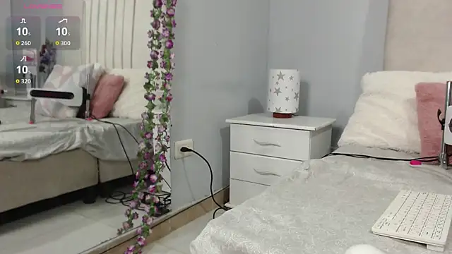 AmandaaWats online show from October 31, 8:32 pm