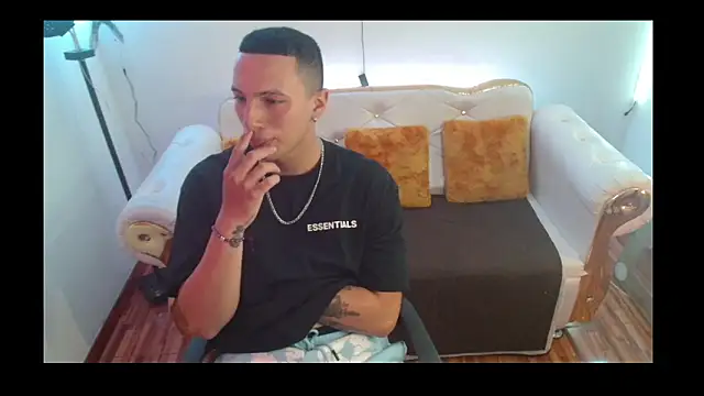 Snapshot of Kian_Krost1 chatting on October 19, 7:47 pm Kian Krost1 online show from October 19, 7:47 pm