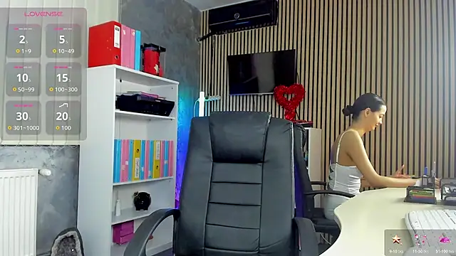 Snapshot of OfficeGirls chatting on June 20, 6:44 pm OfficeGirls online show from June 20, 6:44 pm
