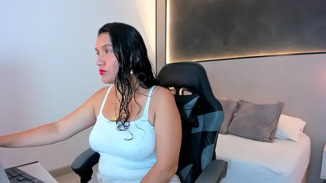 Snapshot of zoee_zi chatting on October 16, 7:15 pm zoee zi online show from October 16, 7:15 pm