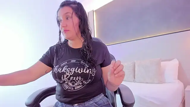 Snapshot of zoee_zi chatting on November 6, 7:04 pm zoee zi online show from November 6, 7:04 pm