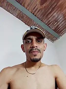 Snapshot of LATINO27CM chatting on October 7, 8:06 pm LATINO27CM online show from October 7, 8:06 pm