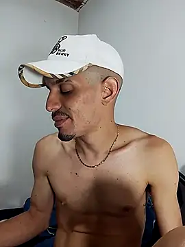 Snapshot of LATINO27CM chatting on October 15, 12:44 am LATINO27CM online show from October 15, 12:44 am