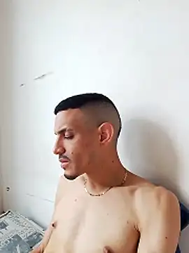 Snapshot of LATINO27CM chatting on October 15, 3:45 pm LATINO27CM online show from October 15, 3:45 pm