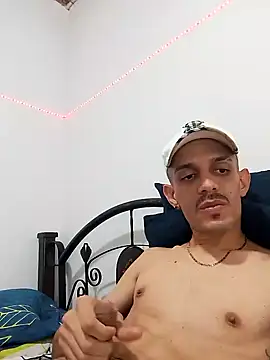 Snapshot of LATINO27CM chatting on October 17, 6:21 pm LATINO27CM online show from October 17, 6:21 pm