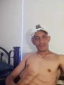 Snapshot of LATINO27CM chatting on November 1, 10:01 pm LATINO27CM online show from November 1, 10:01 pm