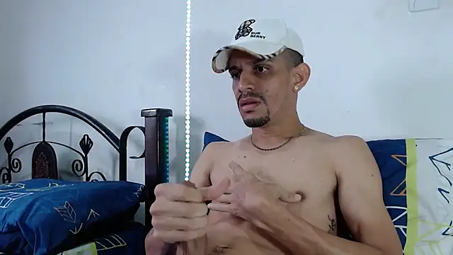 Snapshot of LATINO27CM chatting on November 16, 5:51 pm LATINO27CM online show from November 16, 5:51 pm