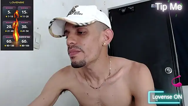 Snapshot of LATINO27CM chatting on December 13, 8:14 pm LATINO27CM online show from December 13, 8:14 pm