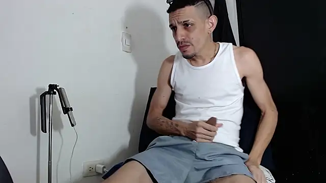 Snapshot of LATINO27CM chatting on March 14, 12:17 am LATINO27CM online show from March 14, 12:17 am