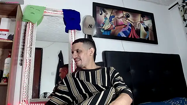 Snapshot of LATINO27CM chatting on June 19, 4:22 pm LATINO27CM online show from June 19, 4:22 pm